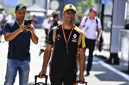 Ricciardo akár kétszer annyit is kereshet a McLarennél, mint Sainz a Ferrarinál