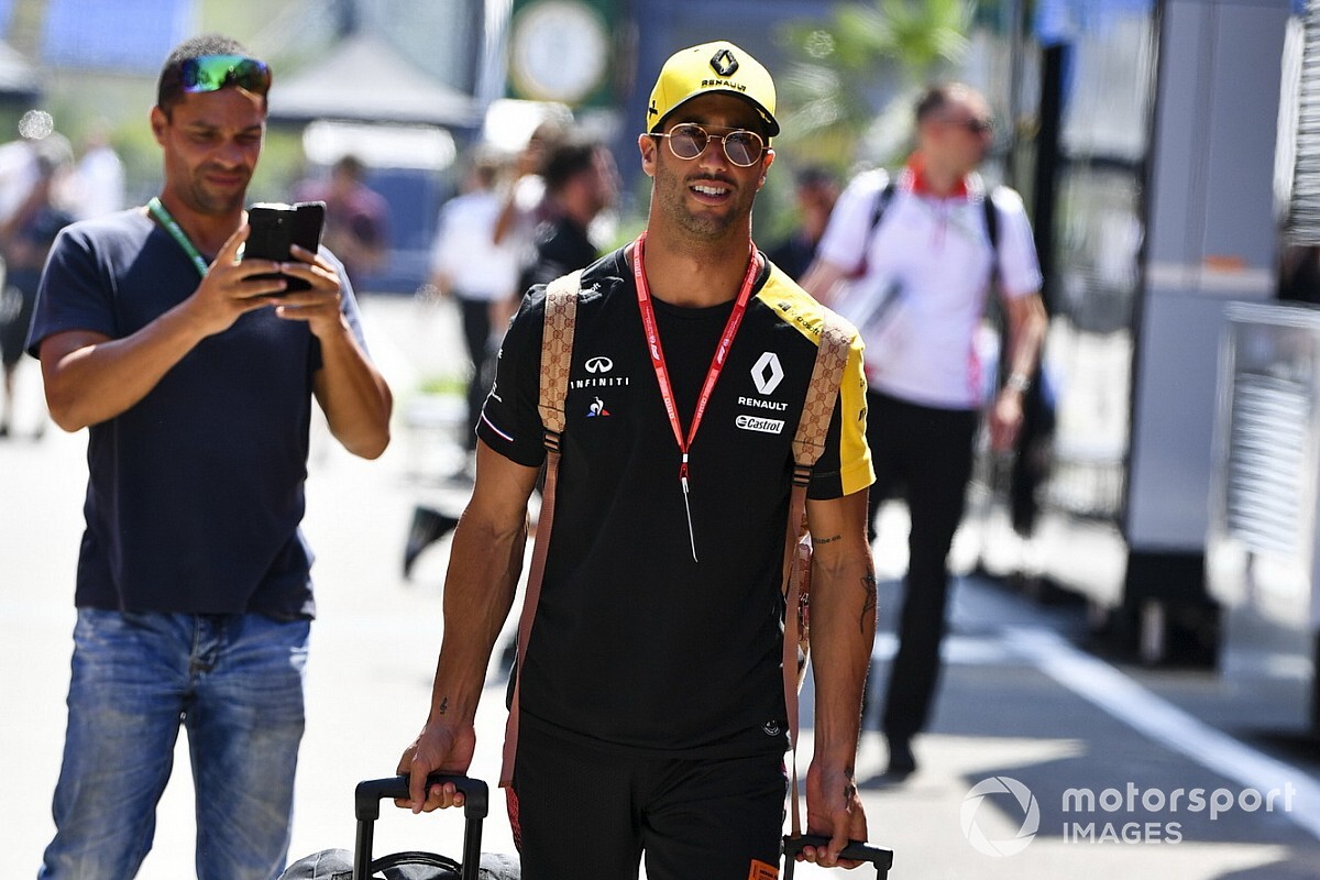 Ricciardo akár kétszer annyit is kereshet a McLarennél, mint Sainz a Ferrarinál
