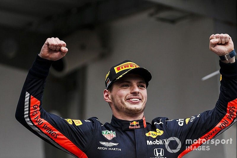 Le vainqueur Max Verstappen, Red Bull Racing, fête sa victoire sur le podium