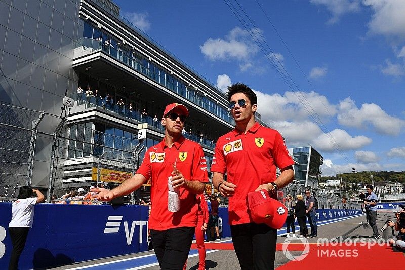 Sebastian Vettel, Ferrari, y Charles Leclerc, Ferrari,en el desfile de pilotos