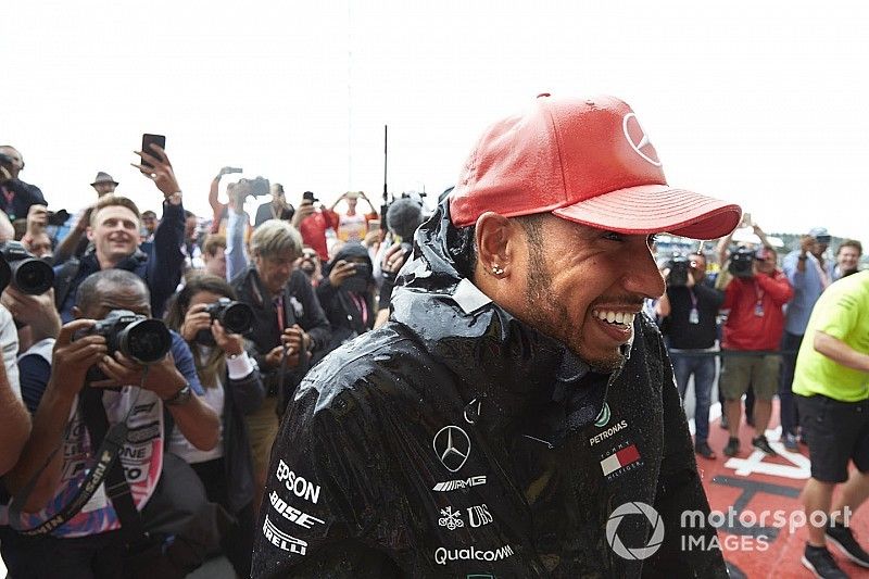 Hamilton better off being "polarising" than "boring" - Wolff