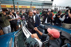 Hamilton: „Küldöm Nektek a fényt, a szeretetet és a pozitív hullámokat”