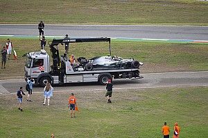 Amatőr felvételen, ahogy Bottas eldobja a Mercedes, majd a közönség...
