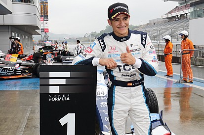Pole de Alex Palou bajo la lluvia en Fuji