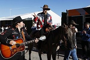 Fotos y vídeos: La particular llegada de Ricciardo a Austin