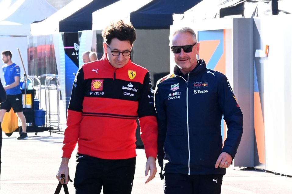 Mattia Binotto, director del equipo Ferrari, con Jonathan Wheatley, director del equipo Red Bull Racing