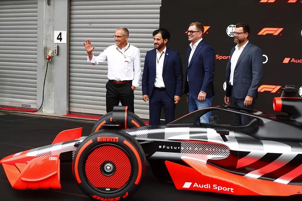 Stefano Domenicali, CEO de la F&oacute;rmula 1, con Mohammed bin Sulayem, Presidente de la FIA, El concept de Audi Sport F1, Stefano Domenicali, CEO de la F&oacute;rmula 1, Mohammed bin Sulayem, Presidente de la FIA, Markus Duesmann, Presidente del Consejo de Administraci&oacute;n de Audi AG y Oliver Hoffmann, Jefe de Desarrollo T&eacute;cnico de Audi Sport GmbH