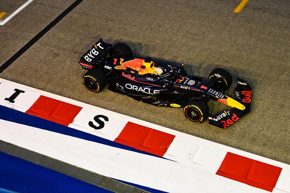 Verstappen legt uit waarom hij lang binnen stond tijdens F1-training Singapore