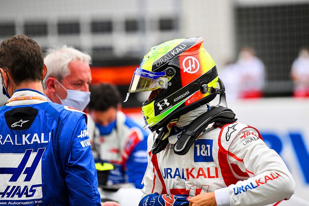 VIDEO: Schumacher treedt in voetsporen van Vettel en vader Michael