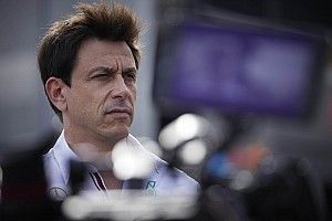 レッドブルの”ハミルトン個人攻撃”はやりすぎ? メルセデスのウルフ代表苦言「私なら別の言葉を使う」