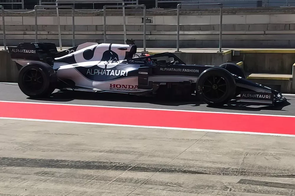 Yuki Tsunoda, AlphaTauri test de banden voor de 18 inch velgen van Pirelli