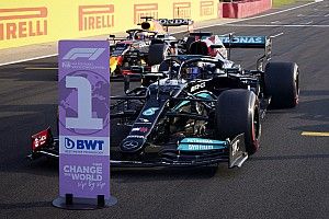 F1: Hamilton passa Leclerc no fim e vence GP da Grã-Bretanha após toque com Verstappen na primeira volta