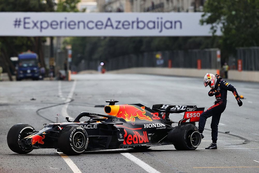 Max Verstappen schopt tegen zijn Red Bull RB161B na een crash in Baku