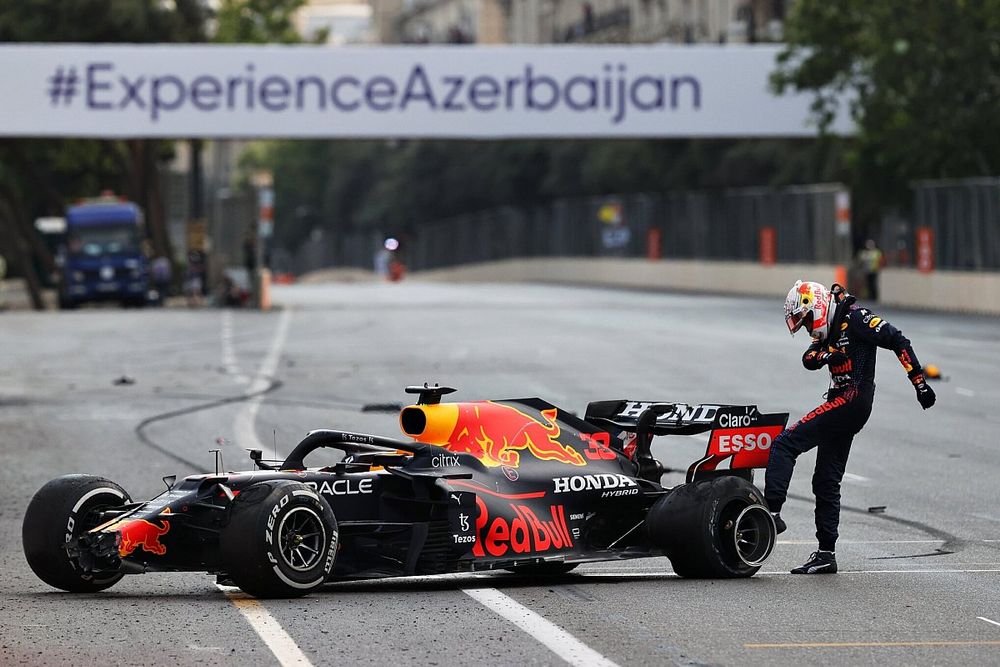 Azerbaijan GP under late red flag after Verstappen tyre failure