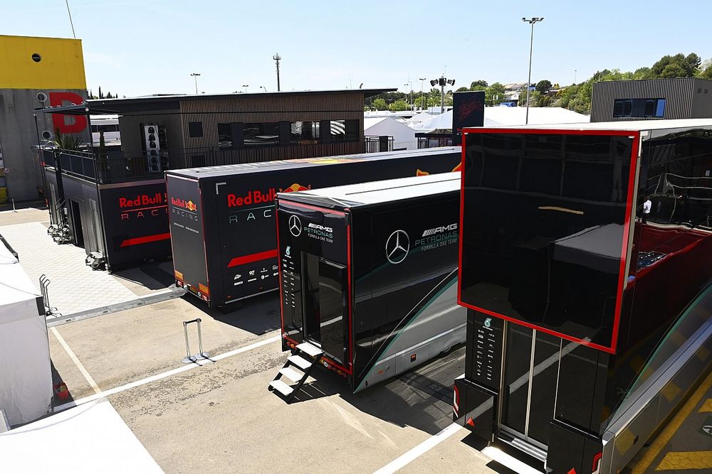 A mezőny fele még várja a szállítmányokat, de az F1 nem aggódik a hétvége miatt