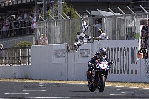 Razgatlioglu frappe fort avec un triplé à Donington !