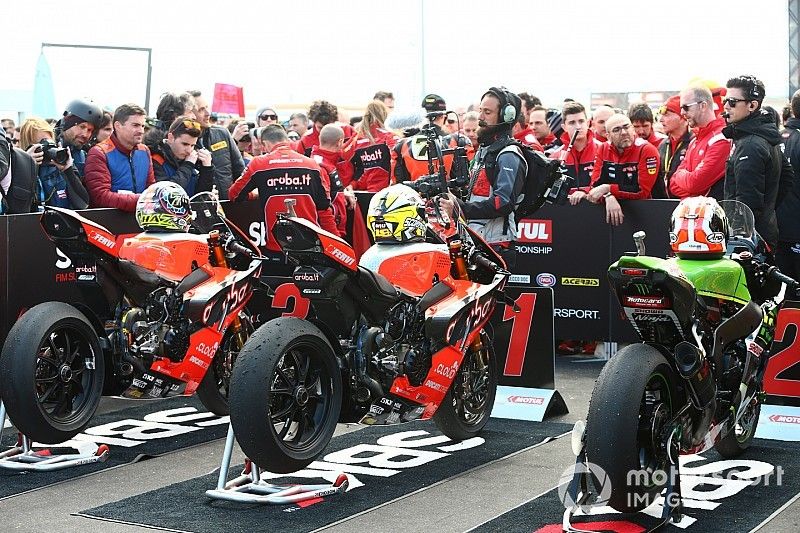 Motos de Chaz Davies, Aruba.it Racing-Ducati Team, Alvaro Bautista, Aruba.it Racing-Ducati Team, Jonathan Rea, Kawasaki Racing en parc ferme