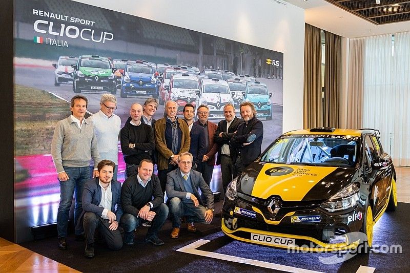 I protagonisti della Press League posano con la Clio RS 1.6 turbo