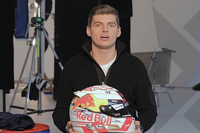 Verstappen, 2019 yılında yarışacağı kaskı tanıttı