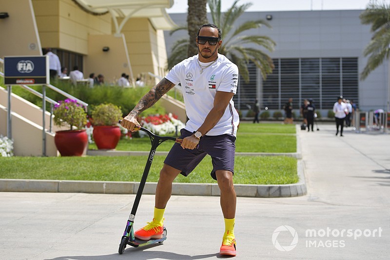 A menő és trendi Hamilton rollerezés közben