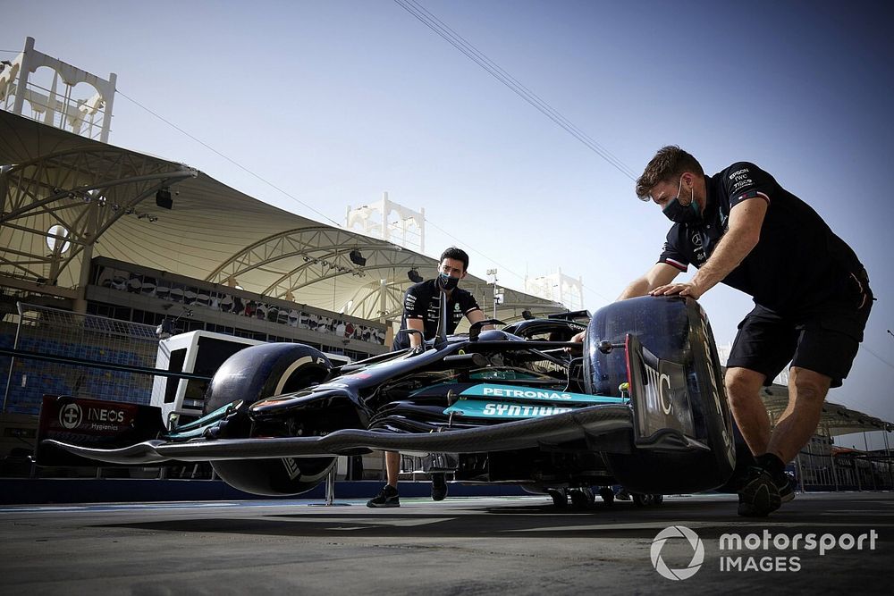 Mechanics with the car of Lewis Hamilton, Mercedes W12