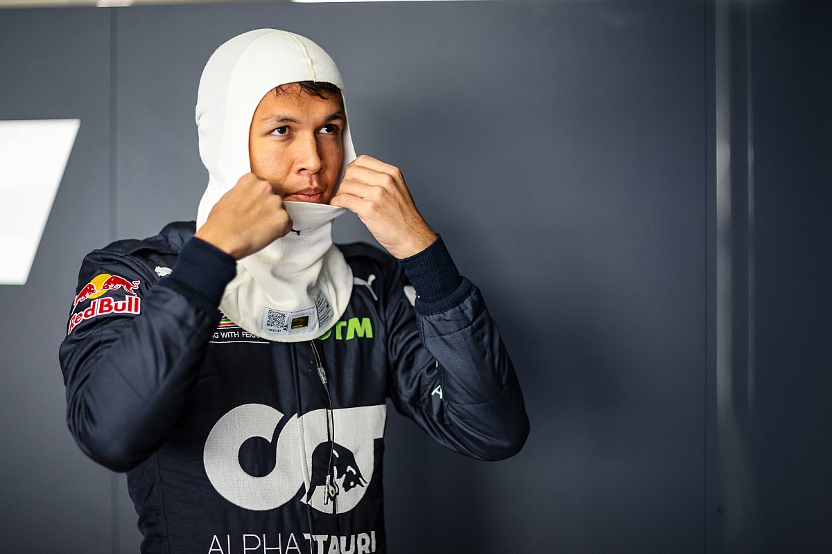 Albon Sempat Ditantang Berkelahi Fans Ferrari