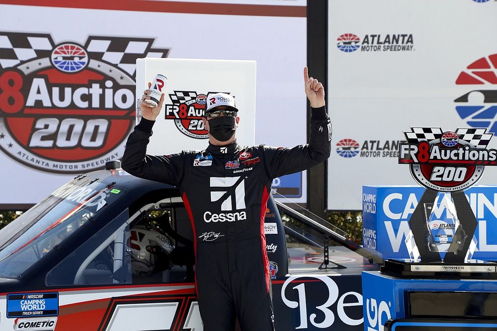 Race winner Kyle Busch, Kyle Busch Motorsports, Toyota Tundra Cessna