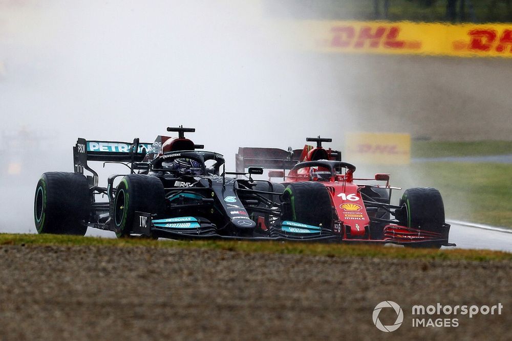 Lewis Hamilton, Mercedes W12, e Charles Leclerc, Ferrari SF21