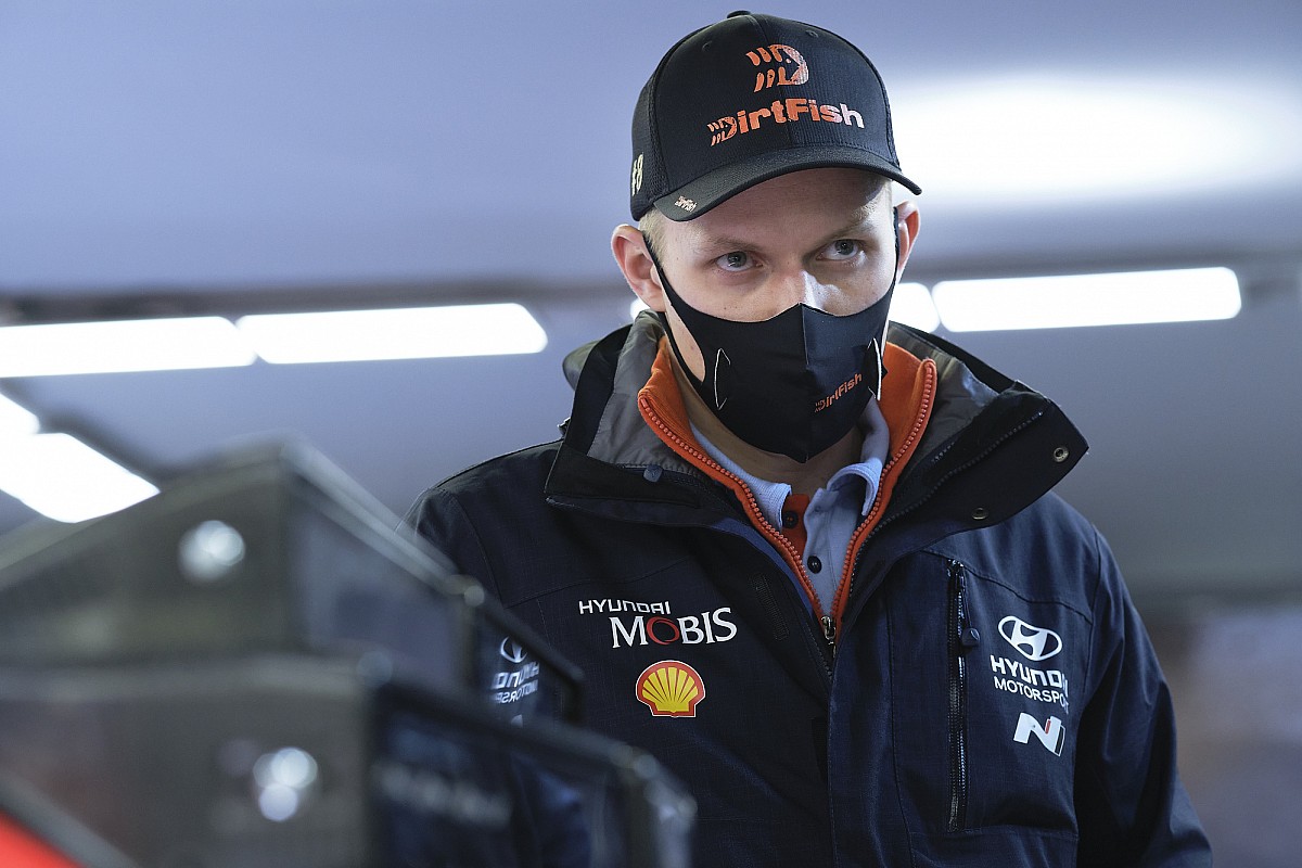 Ott Tanak Konsentrasi untuk Reli Arctic