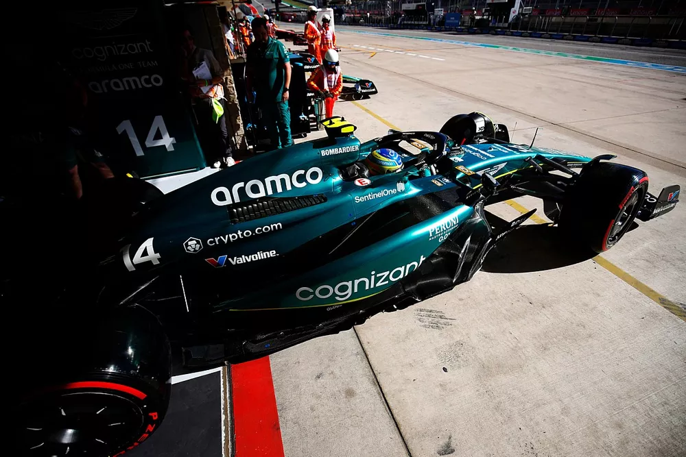 Fernando Alonso, Aston Martin AMR23, quitte son stand