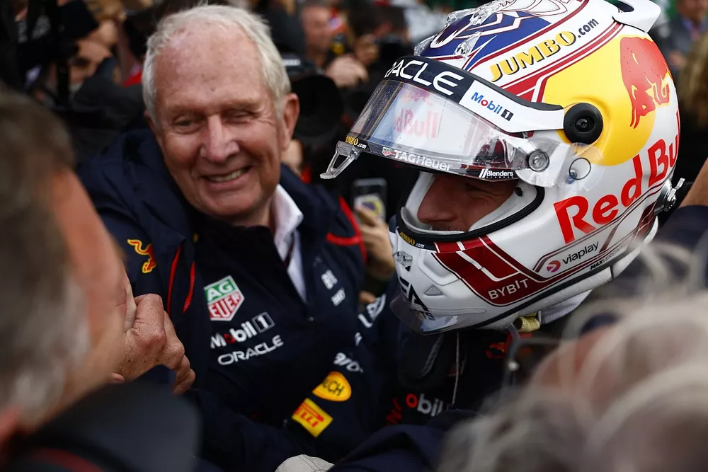 Max Verstappen, Red Bull Racing, 1a posizione, festeggia con il suo team in Parc Ferme