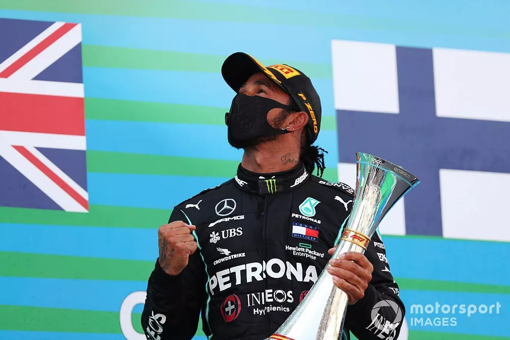 Le vainqueur Lewis Hamilton, Mercedes-AMG Petronas F1, f&ecirc;te avec son troph&eacute;e