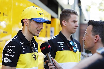 Ocon racet tijdens onderbreking met op afstand bestuurbare auto's