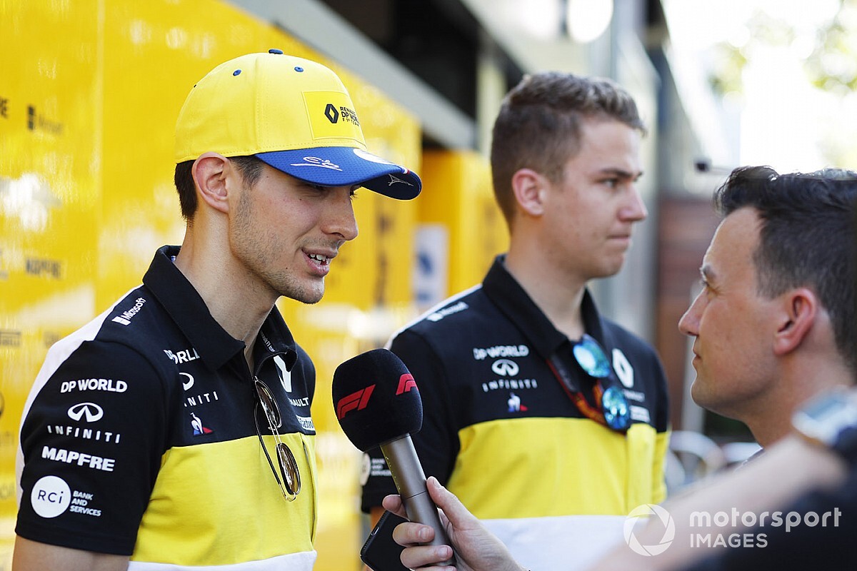 Ocon racet tijdens onderbreking met op afstand bestuurbare auto's