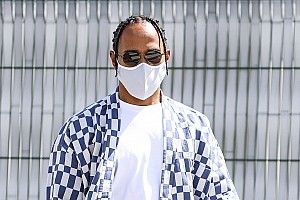 Hamilton Silverstone-ban is felhívta magára a figyelmet az öltözékével