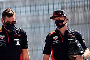Verstappen már annak is örülne, ha 0.5 másodpercre lenne a Mercedestől: új alkatrészek Silverstone-ban