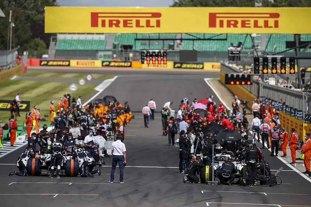 The busy pre race grid