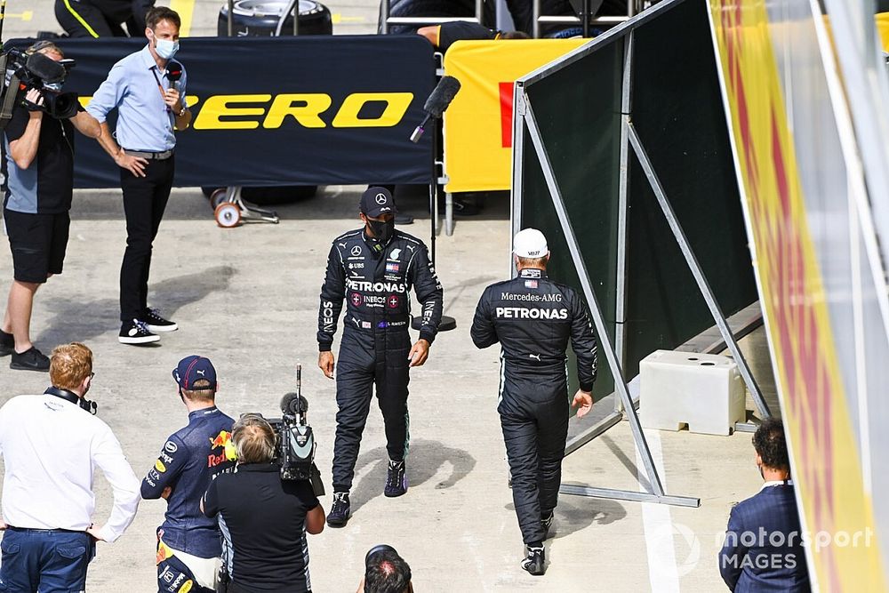 Ganador de la pole Lewis Hamilton, Mercedes-AMG F1y el segundo Valtteri Bottas, Mercedes-AMG F1, en Parc Ferme