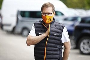 Босс McLaren призвал искусственно замедлить Mercedes