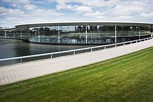 A McLaren 170 millió fontért eladta F1-es gyárát egy visszlízing megállapodás keretében