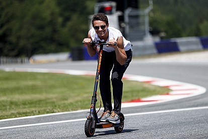Nagy figura a McLaren újonca: rollerrel repeszt!