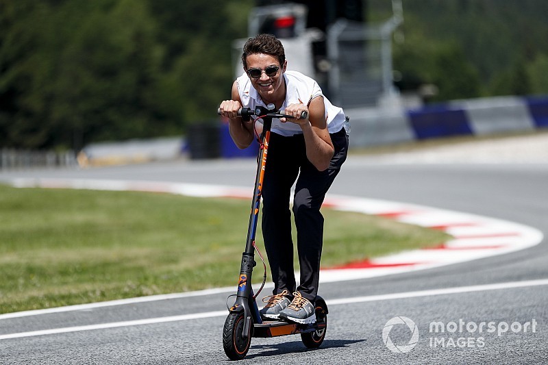 Nagy figura a McLaren újonca: rollerrel repeszt!