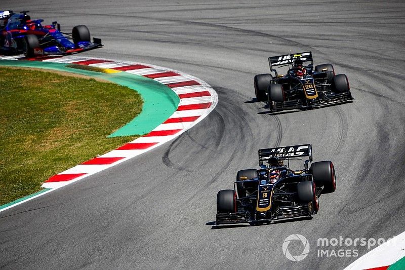 Romain Grosjean, Haas F1 Team VF-19, devant Kevin Magnussen, Haas F1 Team VF-19, et Daniil Kvyat, Toro Rosso STR14