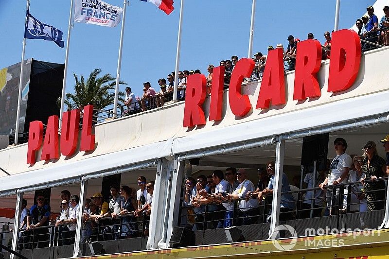 Les fans regardent les qualifications depuis la terrasse