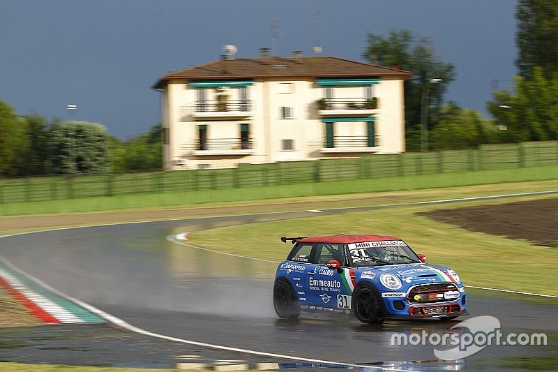 MINI Challenge: pole a sorpresa per Silverstrini sotto al diluvio di Imola