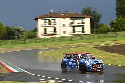 MINI Challenge: pole a sorpresa per Silverstrini sotto al diluvio di Imola