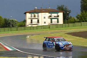 MINI Challenge: pole a sorpresa per Silverstrini sotto al diluvio di Imola