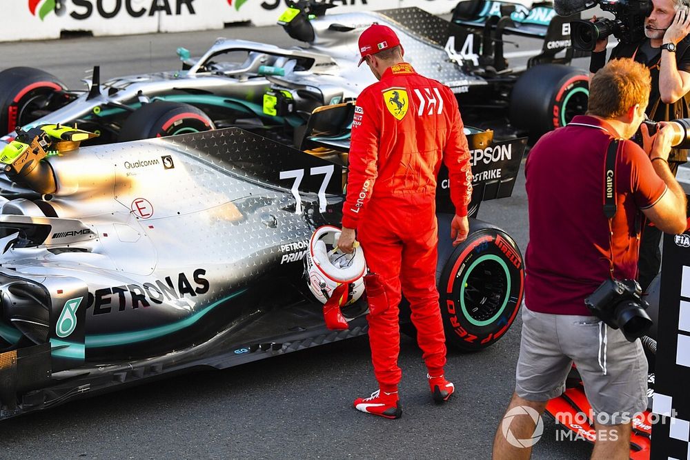 Sebastian Vettel, Ferrari, inspecte la monoplace de Valtteri Bottas, Mercedes AMG W10, après les qualifications