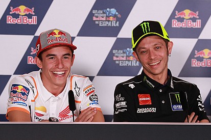 Rossi scherza: "Marquez ha il raffreddore? Va a finire che domani sta bene e noi abbiamo la febbre!"