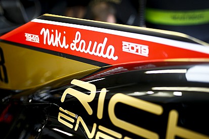 Hommage an Niki Lauda: Schriftzüge, Spezialhelme und Co. in Monaco